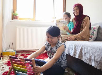 Mutter mit zwei Kindern im Ute Bock Haus