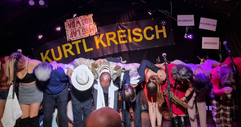 10-köpfige Band verbeugt sich vor Schriftzug "Kurtl Kreisch"