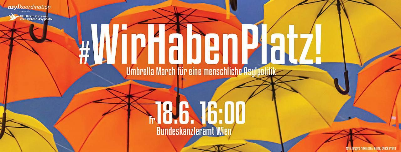 Regenschirme über blauem Himmel mit Ankündigung Demo #wirhabenplatz