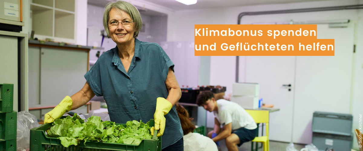ehrenamtliche Helferin hält Salatkiste im Ute Bock Haus