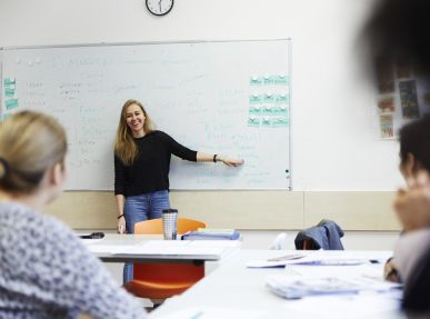 Deutschlehrerin unterrichtet im Ute Bock Bildungszentrum