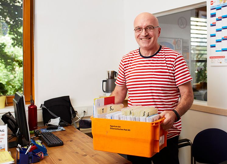 Mitarbeiter beim Sortieren der Post für Ute Bock