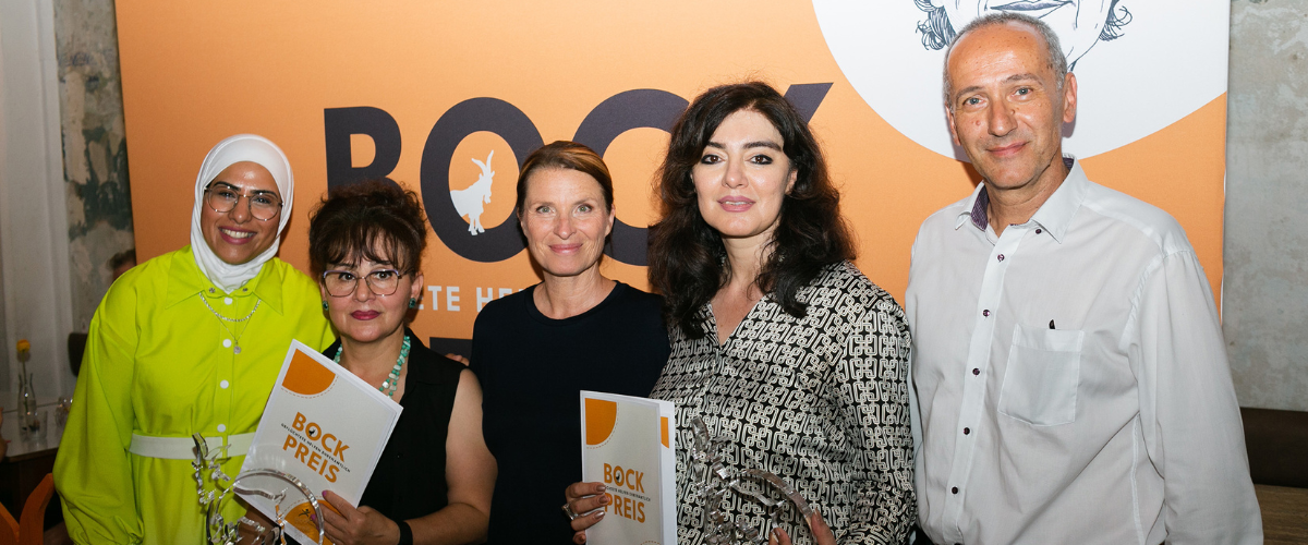 Personen vor einer Logowand mit Bock Preis Logo