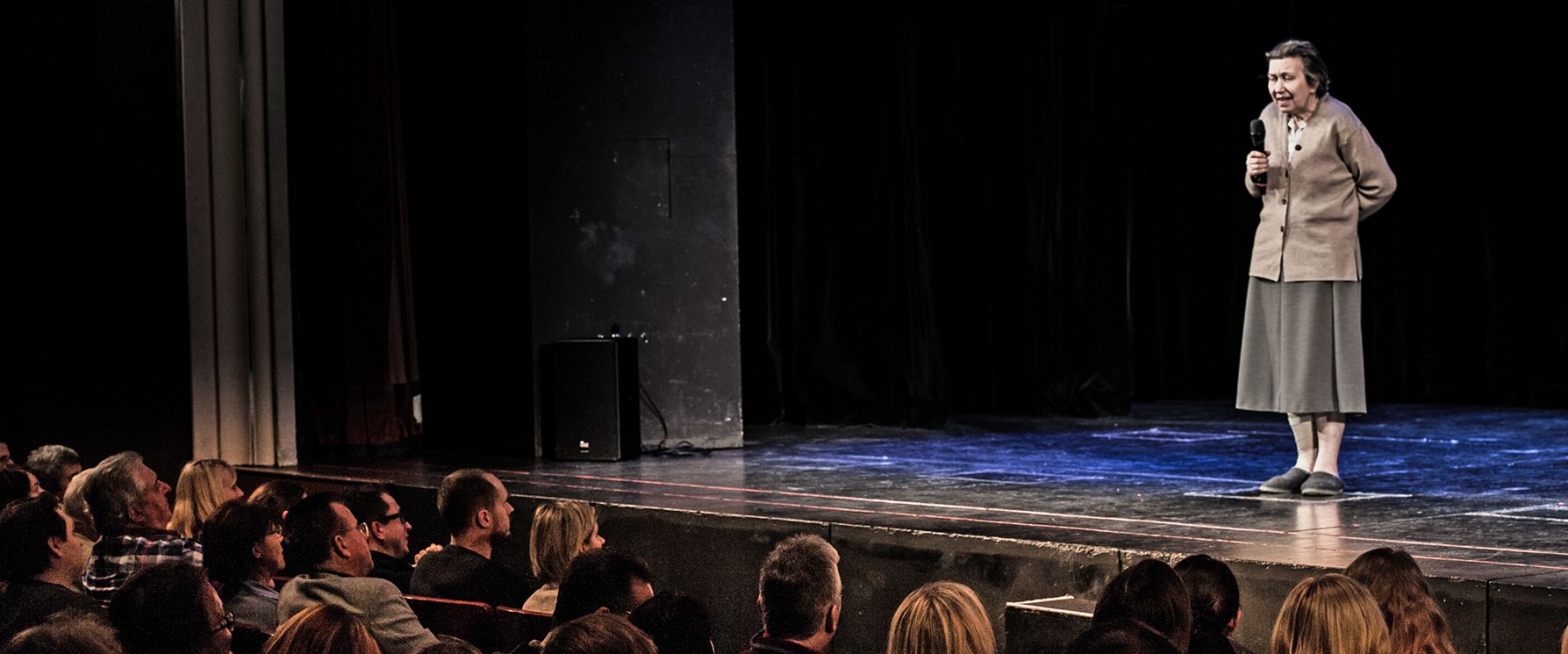 Frau Bock auf der Bühne im Theater Akzent 