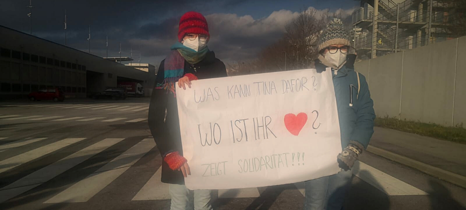 Zwei Schülerinnen halten demonstrieren mit einem Plakat gegen die Abschiebung ihrer Mitschülerin