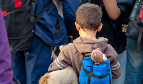 Bub mit Rucksack - Flucht aus der Ukraine