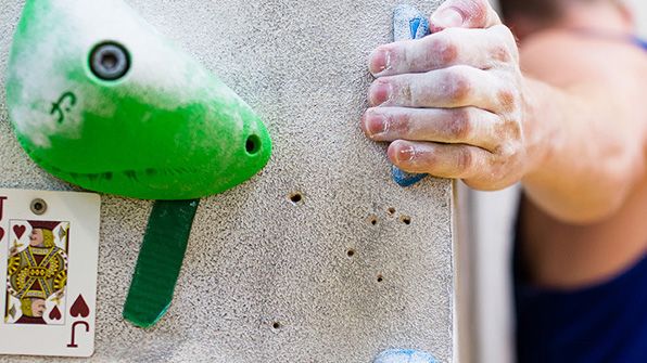 Hand an einer Boulder-Wand