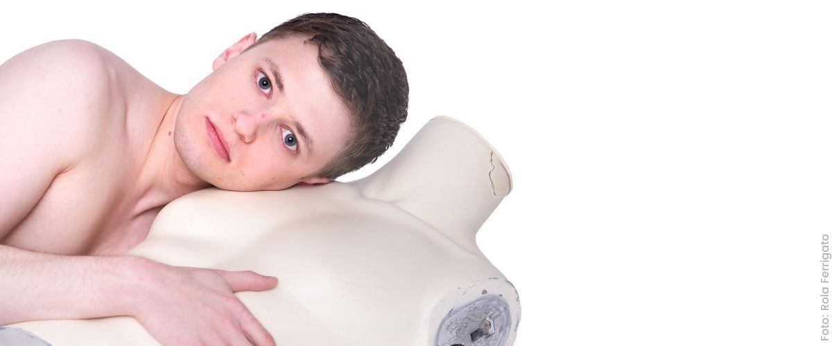 Christoph Fritz umarmt den Oberkörper einer Fensterschaupuppe