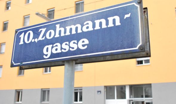 Bild des Straßenschilds Zohmanngasse vorm Ute Bock Haus