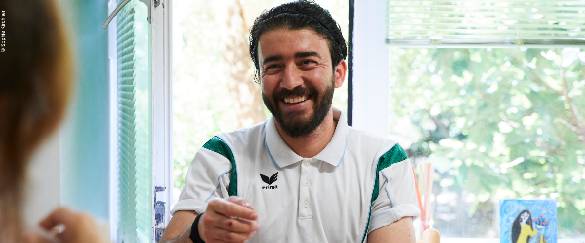 Junger Mann bei Beratung im Verein Ute Bock