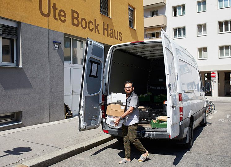 Flüchtling erhält Kleiderspenden im Ute Bock Haus