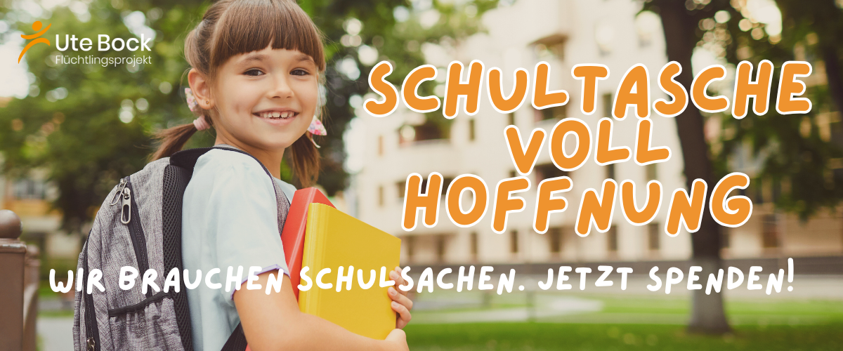 Mädchen mit Schulsachen steht vor Bäumen und Gebäuden, darüber der Schriftzug "Schultasche voll Hoffnung"