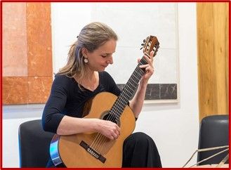 Brigitta Soos an der Gitarre