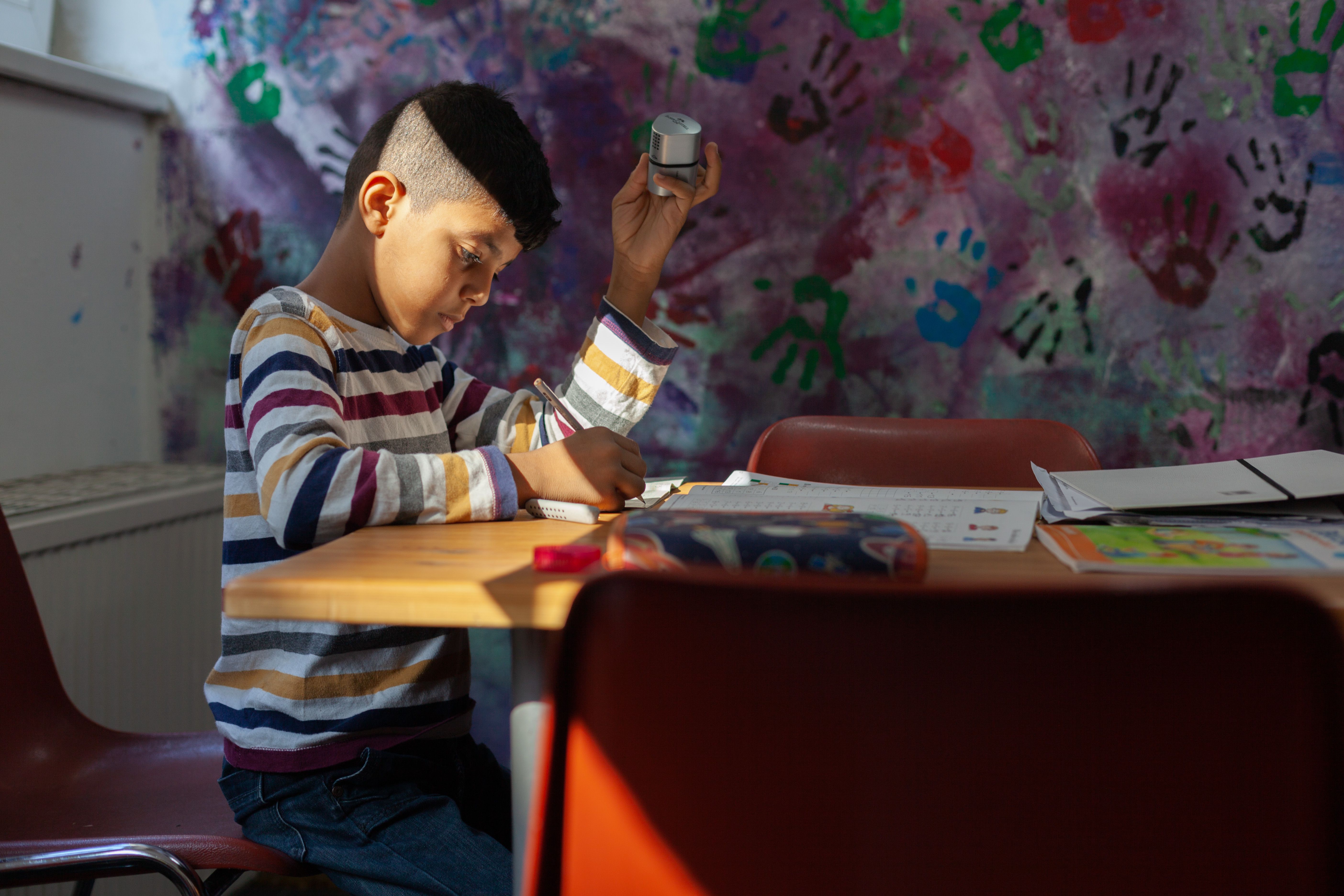 Bub lernt im Ute Bock Bildungszentrum