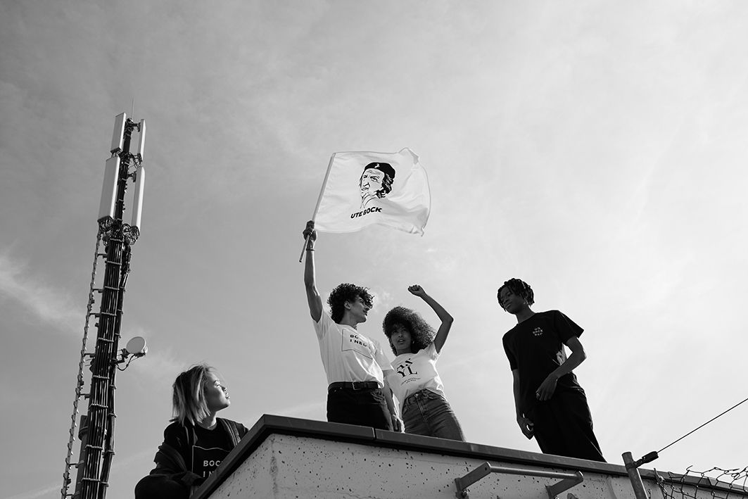 4 Menschen auf einem Dach mit Ute Bock Flagge