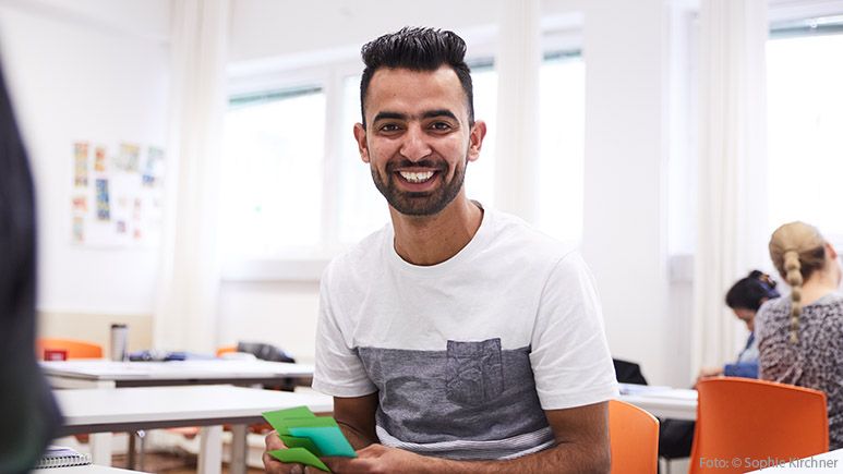Ein Flüchtling lernt im Bildungszentrum Deutsch