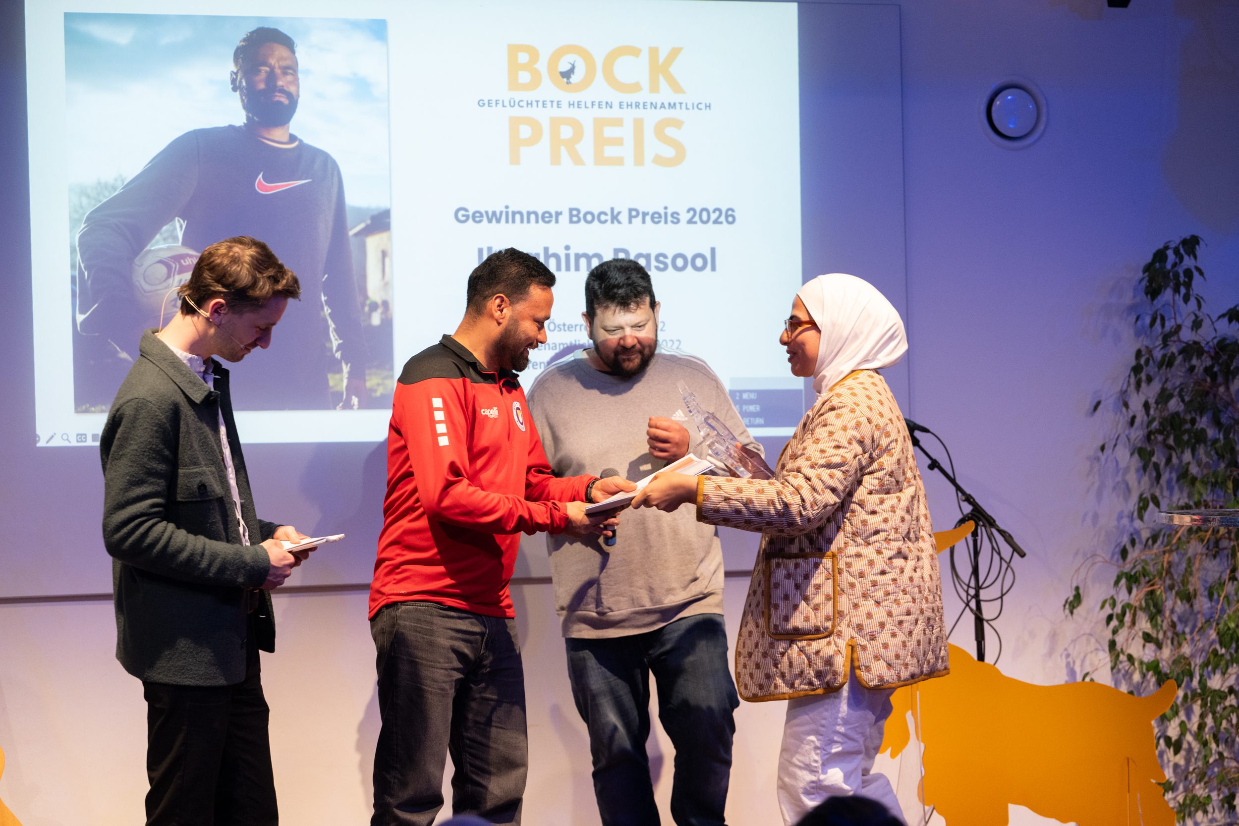 Gewinner des Bock Preis 2026 Ibrahim Rasool mit Nominierendem Pero von SOS Balkanroute und Jury-Mitglied Asma Aiaad