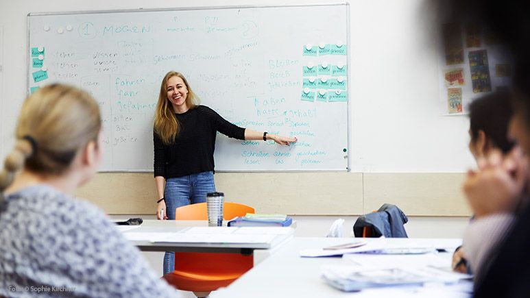 Eine ehrenamtliche Lehrerin unterrichtet Basisbildung