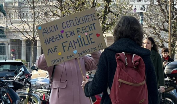 Aktion zu Familiennachzug mit Schild "Auch Geflüchtete haben ein Recht auf Familie."