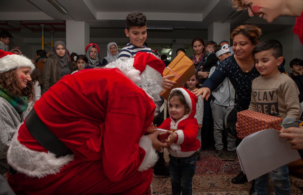 Kind erhält Weihnachtsgeschenk vom Weihnachtsmann. 