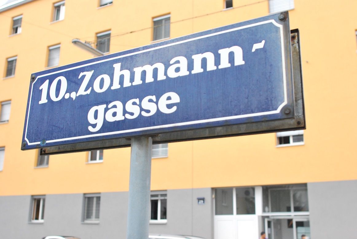 Zohmanngasse Straßenschild vor dem Ute Bock Haus