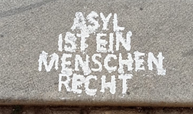 Asyl ist ein Menschenrecht - in Kreide auf Gehsteig