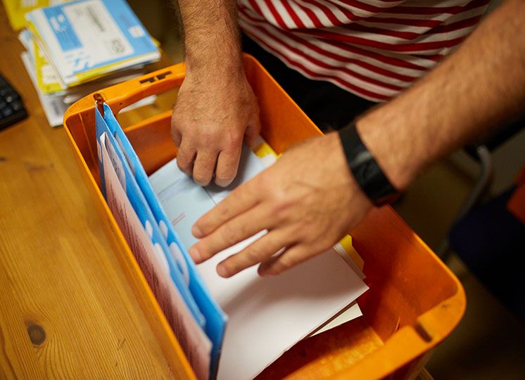 Mitarbeiter sortiert die Post