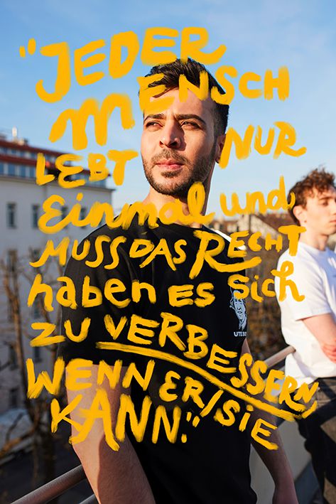Junger Mann im Bock Shirt mit Schriftzug Jeder Mensch lebt nur einmal