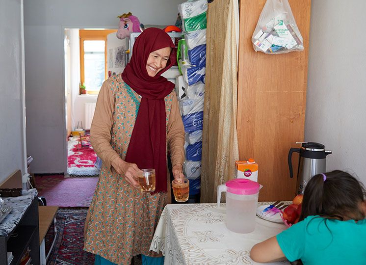 Geflüchtete Frau mit Kind in ihrer Ute Bock Wohnung