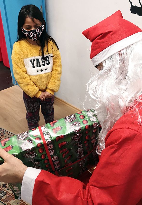 Ein Kind freut sich über ein Geschenk