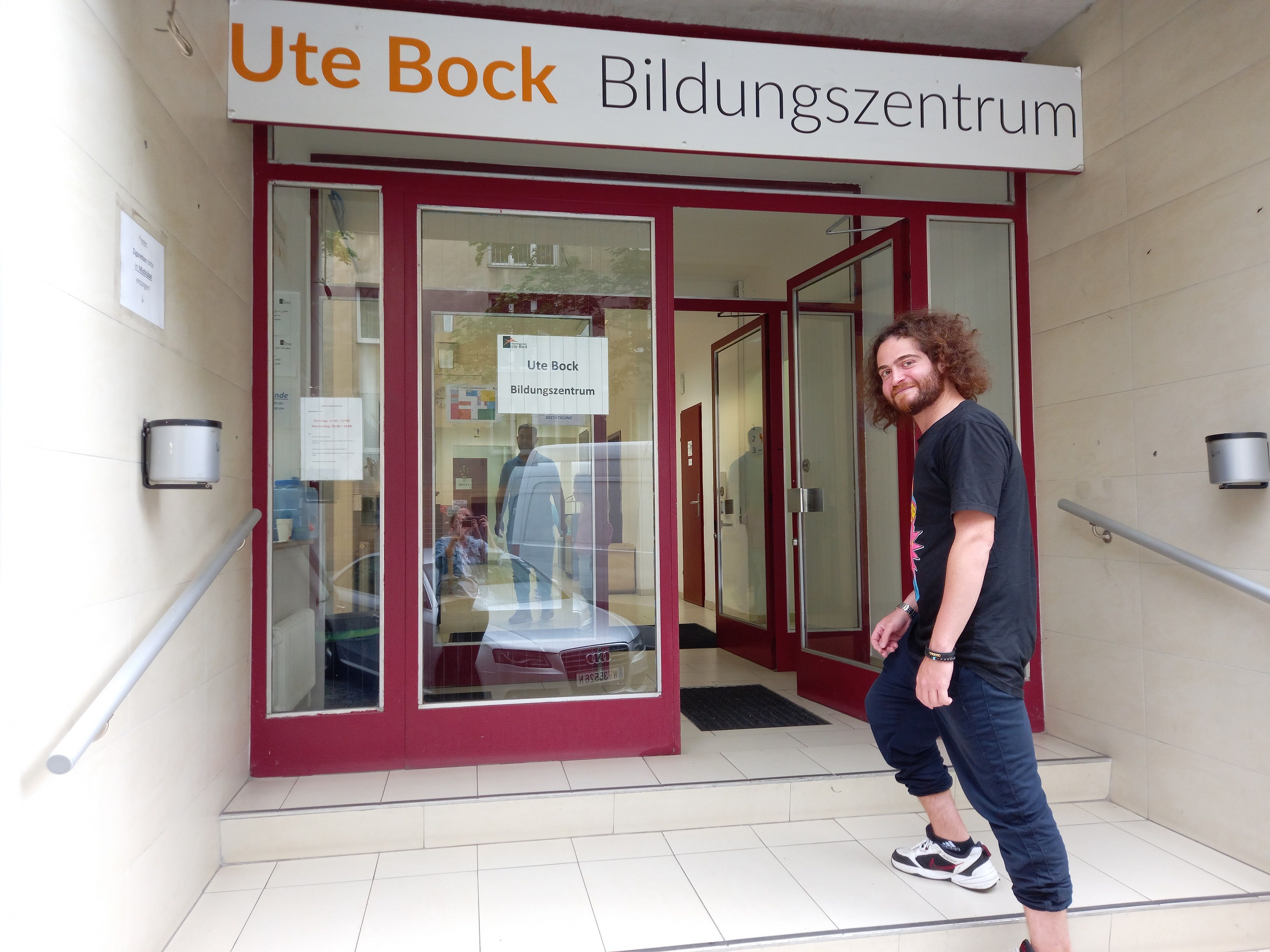 Mehdi vor dem Ute Bock Bildungszentrum