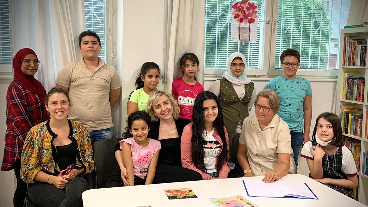 Edita mit den Kindern von der Lernbetreuung Büffelböcke