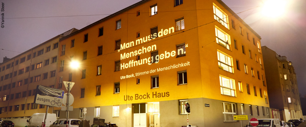 Ute Bock Haus mit Projektion von Ute Bock Zitat "Man muss den Menschen Hoffnung geben"