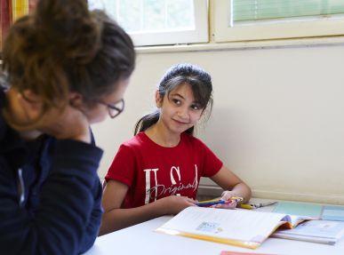 Mädchen mit Nachhilfelehrerin