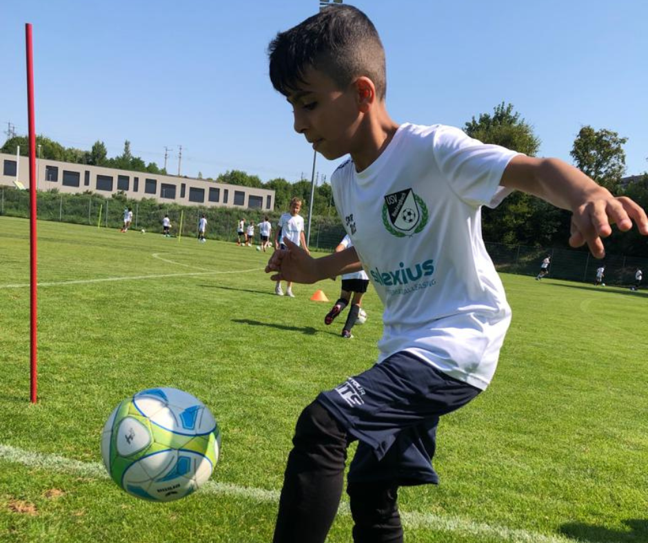 Stolzer Fußballer aus dem Ute Bock Haus beim Fussballcamp vom USV Neulengbach