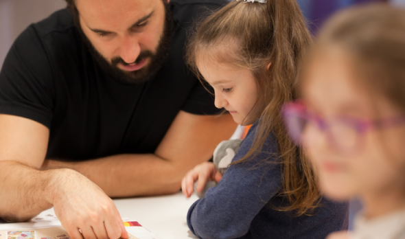 Kinder mit Fluchtbiografie beim Lernen mit Ehrenamtlichen im Ute Bock Bildungszentrum