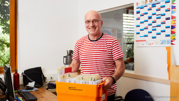 Ehrenamtlicher Mitarbeiter beim Postservice Ute Bock