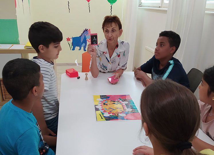Sprachheilpädagogin Martina mit den Kindern der Deutschförderung