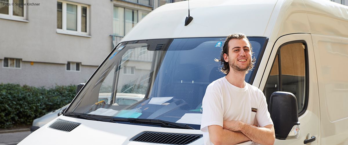 Zivildiener vor dem Ute Bock Transporter