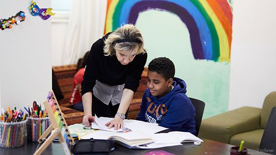 Ein geflüchtetes Kind mit seiner Lehrerin im Ute Bock Bildungszentrum