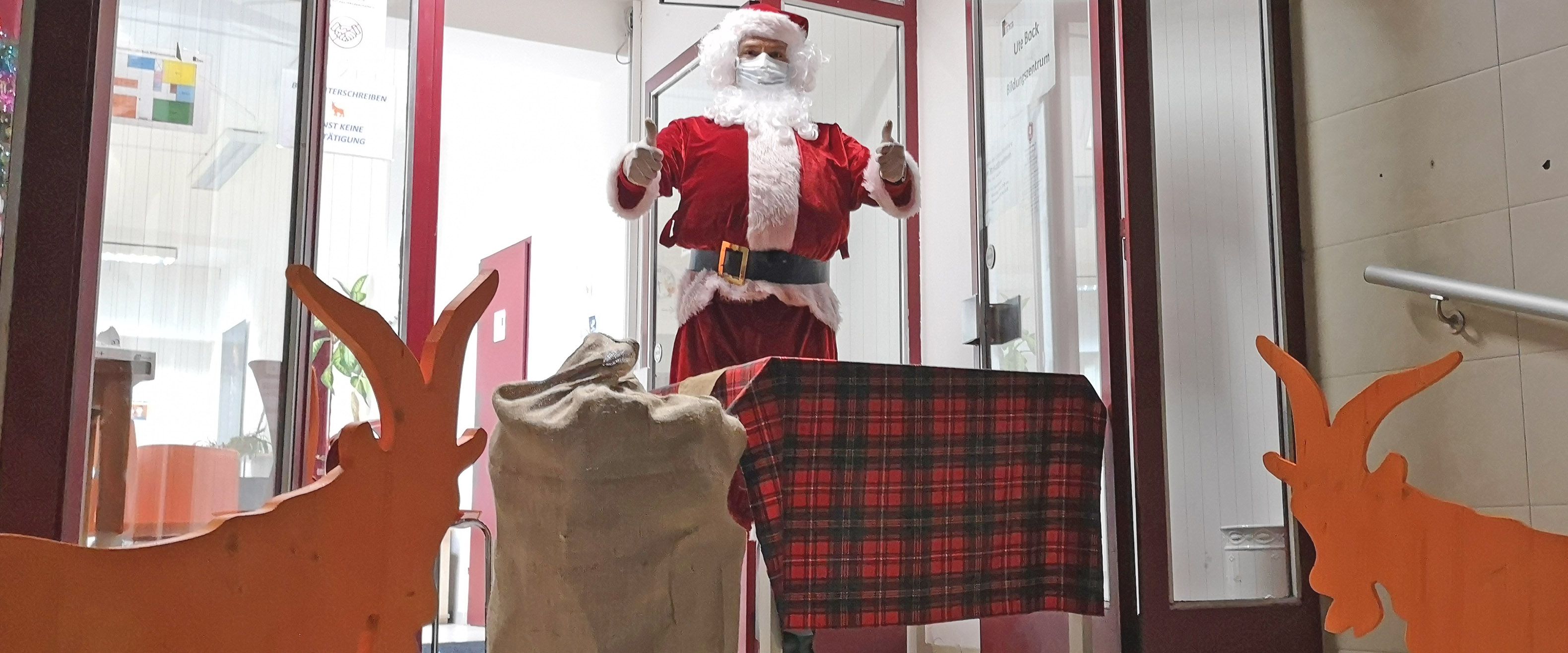 Unser Weihnachtsmann wartet auf die Kinder zur Bescherung