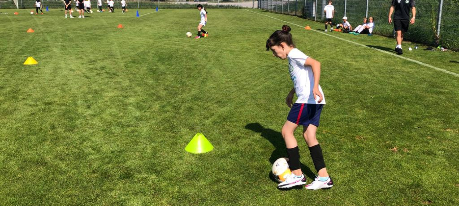 Ein Kind aus dem Ute Bock Haus spielt Fußball im Fußballcamp