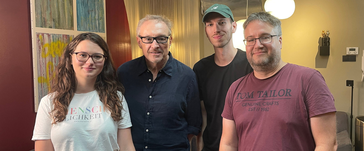 Gruppenfoto mit Josef Hader im Tonstudio