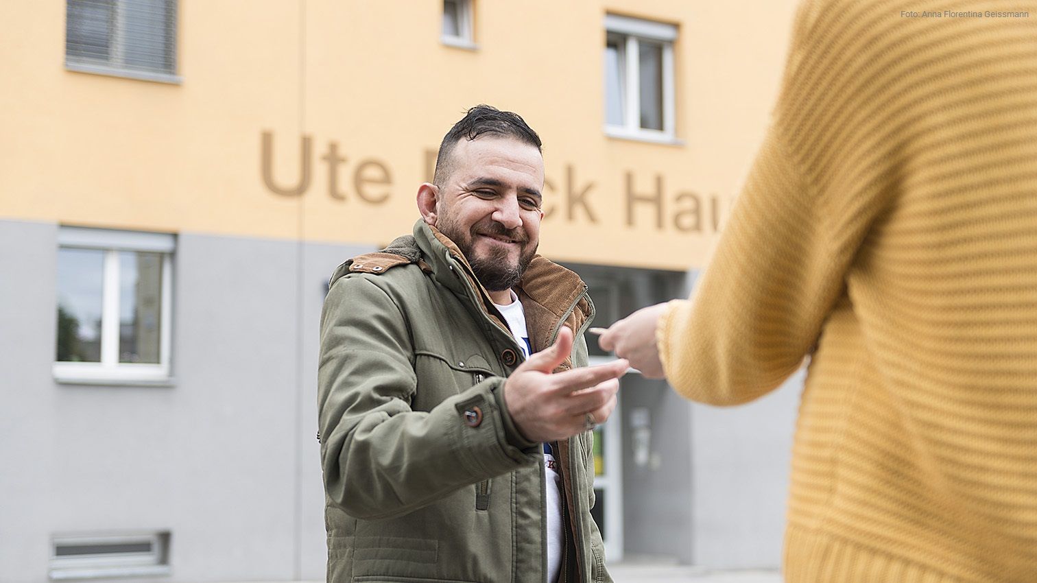 Klient Jassim bekommt einen Schlüssel vor dem Ute Bock Haus