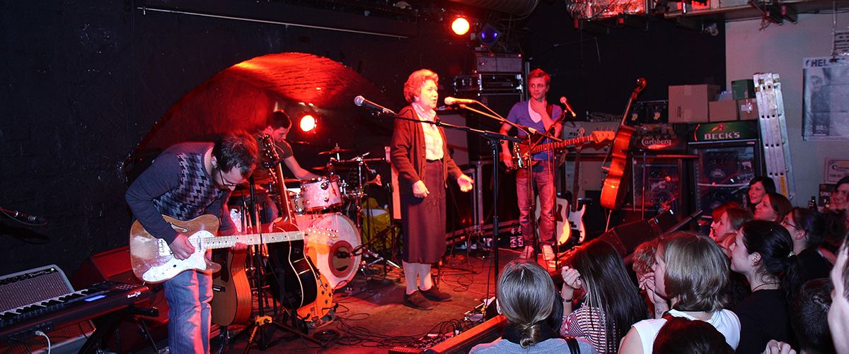 Ute Bock auf der Bühne mit einer Band im Chelsea