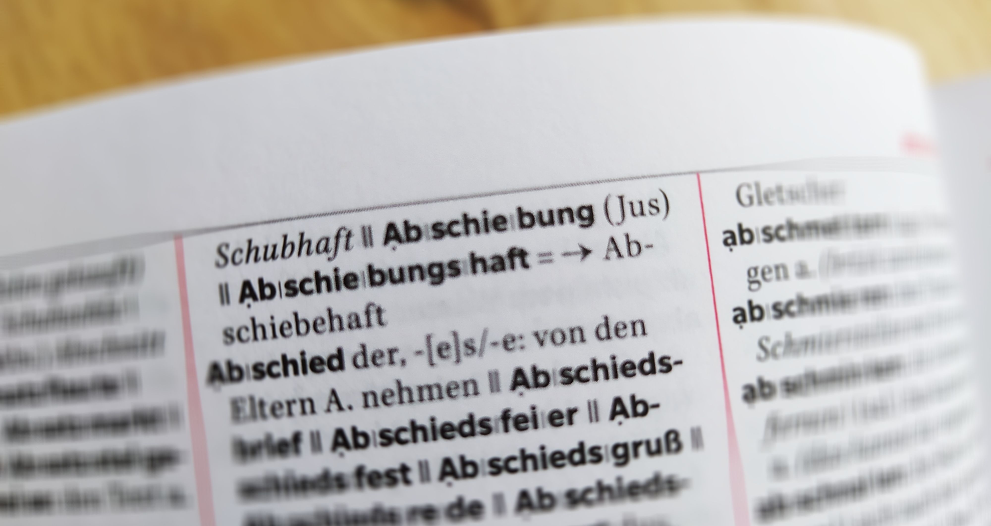 Foto eines Wörterbuches mit Fokus zum Wort Abschiebung